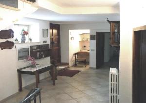 een woonkamer met een tafel en een keuken bij Camere Gambacorta Assisi in Assisi