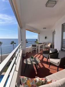 un balcón con vista al mar en Primera linea de playa, en Cabopino