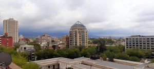 uma vista para uma cidade com um edifício alto em Plaza Mayor Andrea em Mendoza