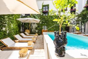 Bazén v ubytování Casa Nostra Luxury Suites & Spa nebo v jeho okolí