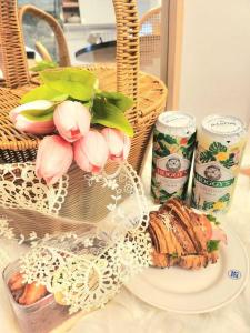 Seokchon Aerak في سول: طاولة مع صحن من الطعام وسلة مع الزهور
