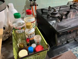 una cesta llena de botellas de agua y una estufa en Cozy and Cheap Kinosaki Hideya Non Japanese en Toyooka