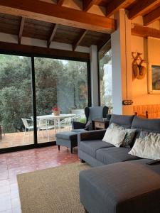 - un salon avec deux canapés et une terrasse dans l'établissement Casa rural Pará de Gaita. Un refugio en la naturaleza, à Parcent