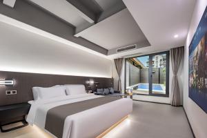a bedroom with a large bed and a large window at Trip Voicer Chengdu Wide and Narrow Alley in Chengdu