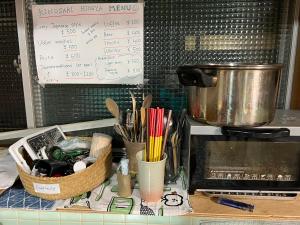 una encimera con utensilios y una olla en una estufa en Cozy and Cheap Kinosaki Hideya Non Japanese, en Toyooka
