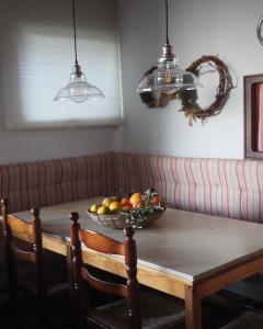 - une table avec un bol de fruits et un canapé dans l'établissement Casa rural Pará de Gaita. Un refugio en la naturaleza, à Parcent