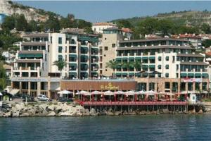 a hotel on the shore of a body of water at Cozy studio in Balchik in Balchik