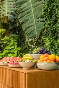 Casa Nostra Luxury Suites & Spa في باليرمو: مجموعة من أطباق الفاكهة على طاولة