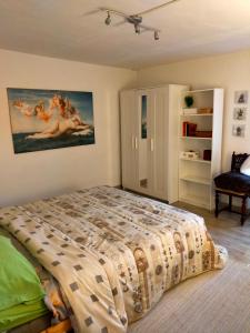 1 dormitorio con 1 cama y una pintura en la pared en Monolocali Tra Rieti e Terminillo tra le nevi, en Terminillo