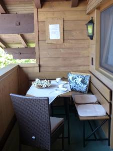 a small table and chairs in a sauna at Edelweiß Hörnerbahnen von Mai bis Oktober frei in Obermaiselstein