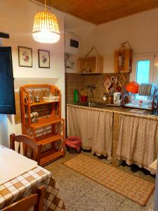 Köök või kööginurk majutusasutuses Monolocali Tra Rieti e Terminillo tra le nevi
