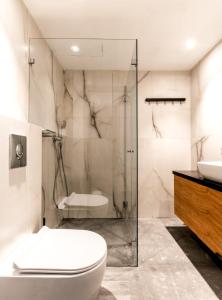 e bagno con doccia, servizi igienici e lavandino. di Jaffa Port TLV Hotel Apartments יפו תל אביב a Tel Aviv