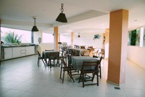 een keuken en eetkamer met een tafel en stoelen bij MB Pousada SOL in Conde