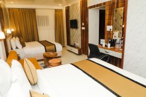 Кровать или кровати в номере Accom Hotel