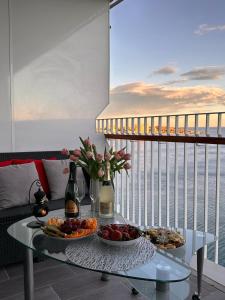 een tafel met twee fruitschalen op een balkon bij Excellent view Julia in Alicante