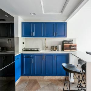 una cucina con armadi blu e bancone di pisgat shoresh a Shoresh