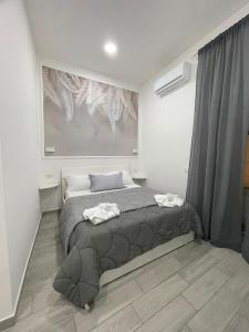 una camera da letto con un letto e un dipinto sul muro di B&B La Cumana a Napoli
