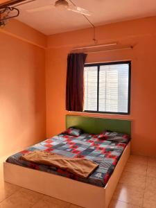 Postel nebo postele na pokoji v ubytování 2BHK Fully Furnished Flat Govind Nagar Nashik
