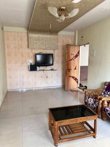 TV a/nebo společenská místnost v ubytování 2BHK Fully Furnished Flat Govind Nagar Nashik