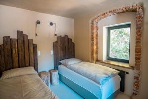 מיטה או מיטות בחדר ב-Penzion Mezi lesy