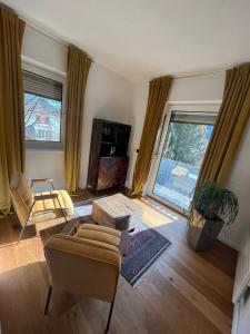 uma sala de estar com um sofá e uma cadeira em Villa-Stern em Keutschach am See