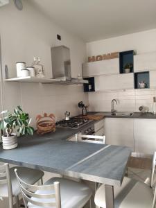 una cucina con tavolo e sedie di Ampio bilocale con giardino privato a due passi dalla stazione a Carnate