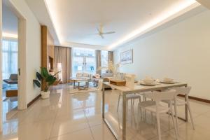 cocina y sala de estar con mesa y sillas en 2-6Pax Executive with Bathtub 3min to KLCC @Cormar, en Kuala Lumpur