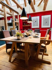 een eetkamer met een houten tafel en stoelen bij Ferienwohnung am Schlössle in Ochsenfurt