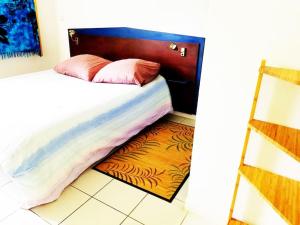Ein Bett oder Betten in einem Zimmer der Unterkunft Le Paradis des enfants dans la Marina de Talaris