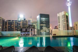 una gran piscina en lo alto de un perfil urbano en 2-6Pax Executive with Bathtub 3min to KLCC @Cormar, en Kuala Lumpur
