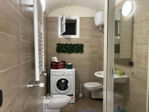 a bathroom with a washing machine and a toilet at MareLuna Guest House in Naples