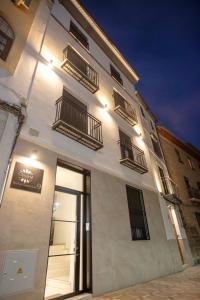 Biały budynek z balkonami na boku w obiekcie VELALMA DÚPLEX centro histórico w mieście Jaén