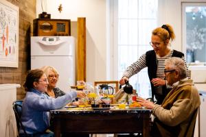 een groep mensen die aan een tafel eten bij Gîte le pied du géant - Local sécurisé pour les vélos in Tournon-sur-Rhône