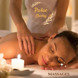 Eine Frau bekommt eine Massage in einem Spa in der Unterkunft Pałac Chichy 