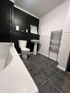 Washington Residence في Usworth: حمام مع مرحاض ومغسلة