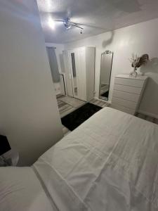 Cama ou camas em um quarto em Nice & Cozy Furnished 1 Bedroom Flat