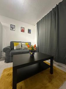 Uma área de estar em Nice & Cozy Furnished 1 Bedroom Flat