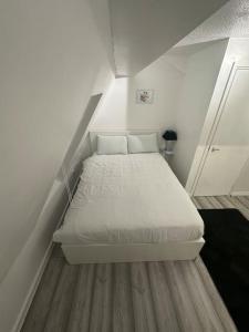 Cama ou camas em um quarto em Nice & Cozy Furnished 1 Bedroom Flat