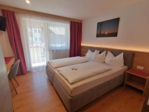Postel nebo postele na pokoji v ubytování Gästehaus Holaus