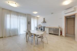 a kitchen and dining room with a table and chairs at Guesthouse Vassallo Uno in Rome