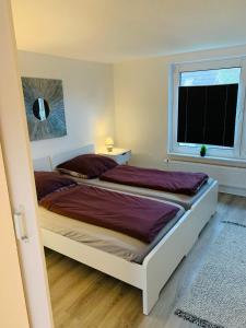 1 Schlafzimmer mit 2 Betten und einem Fenster in der Unterkunft Blaue 8 -2 in Leezen
