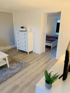 uma sala de estar com uma cómoda e um quarto em Blaue 8 -2 em Leezen