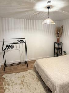 a bedroom with a bed and a ceiling at Appartement Éloi - 1 Chambre in Mont-de-Marsan