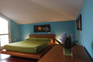 ポルティチにあるVilla Quarantaのベッドルーム1室(ベッド1台、花瓶付きのテーブル付)