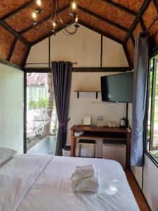 - une chambre avec un lit et un bureau dans l'établissement Wind in the Wild Khao Yai, à Nakhon Ratchasima