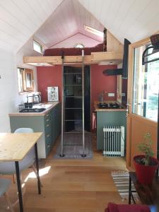 eine Küche mit einem Hochbett in einem winzigen Haus in der Unterkunft Tiny house in Miélan