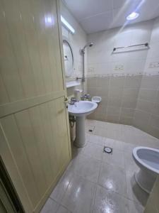 uma casa de banho com um lavatório e um WC em Pristine Private Bedroom in Dubai With Private Bathroom em Dubai