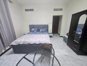 um quarto com uma cama, uma cadeira e um espelho em Pristine Private Bedroom in Dubai With Private Bathroom em Dubai