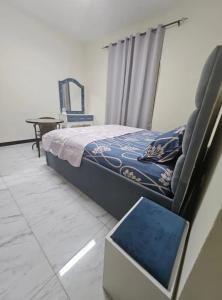 um quarto com uma cama, uma mesa e um espelho em Pristine Private Bedroom in Dubai With Private Bathroom em Dubai
