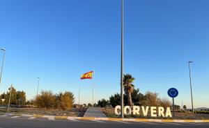 una bandera ondeando sobre una carretera con una señal en Casa Cristina, Corvera, en Corvera